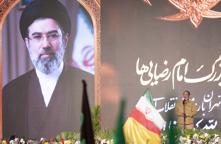 كيف تحاول وكالة "CIA" والموساد الإسرائيلي تعقب مجتبى خامنئي؟