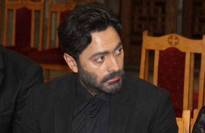 تامر حسني ينسحب من ختام مهرجان جرش بعد وفاة والده