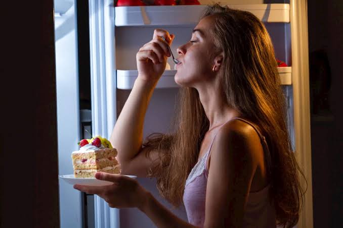 ماذا يحدث لجسمك إذا تناولت الحلويات ليلًا؟