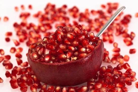 ماذا يحدث لجسمك عند تناول الرمان بانتظام؟