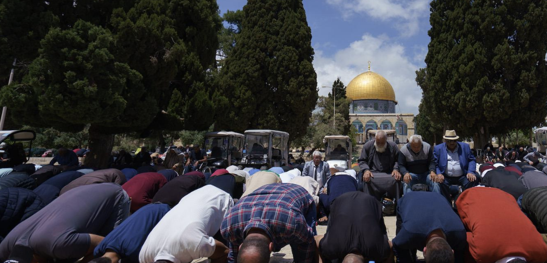 70 ألفا يؤدون صلاة الجمعة في المسجد الأقصى