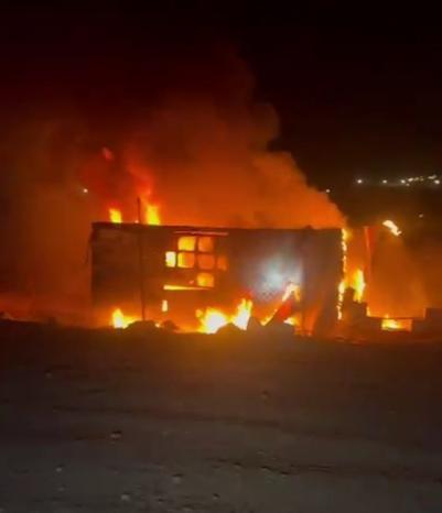مستوطنون يحرقون مسكنا بمسافر يطا جنوب الخليل فجرا