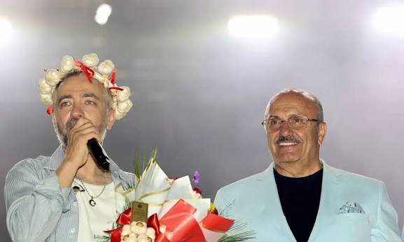 &ldquo;تيجان من الثوم&rdquo;.. تكريم غريب لنجوم الفن في تركيا