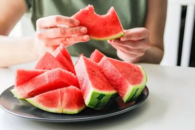 تناول البطيخ ليلًا.. أعراض مزعجة رغم فوائده؟