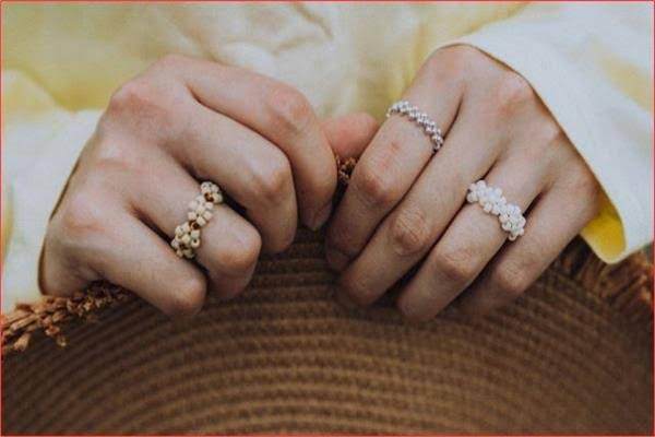 من الزينة إلى تهدئة التوتر.. إكسسوارات عصرية تجذب جيل زد