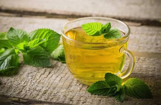 مشروب بلا كافيين.. فوائد شاي النعناع للهضم والنوم