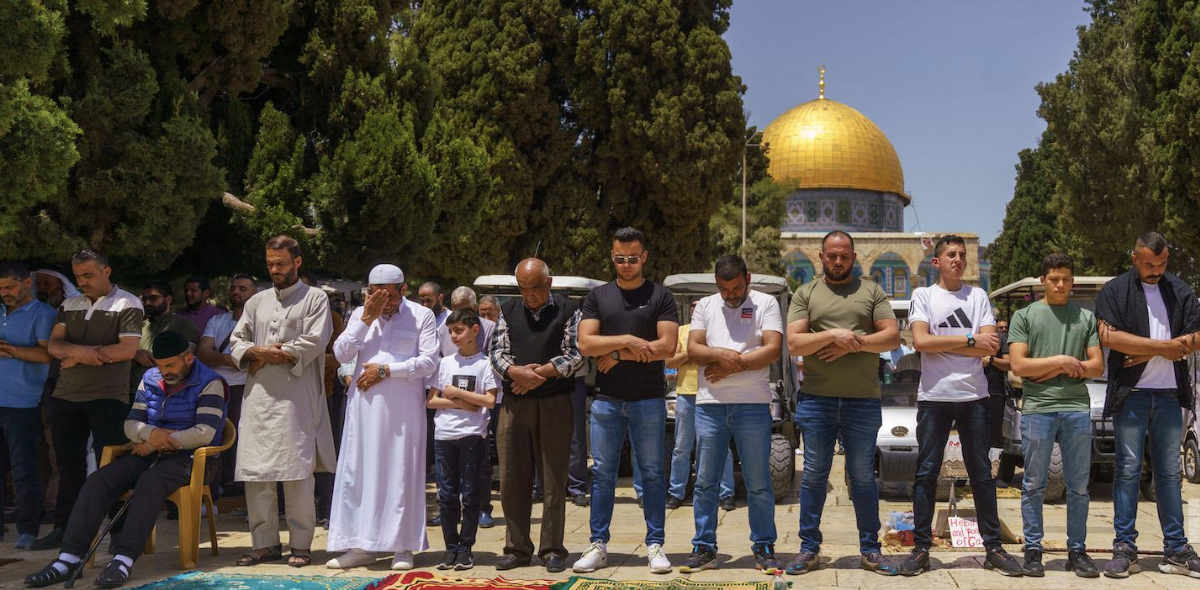 70 ألفا يؤدون الجمعة في المسجد الأقصى رغم إجراءات الاحتلال
