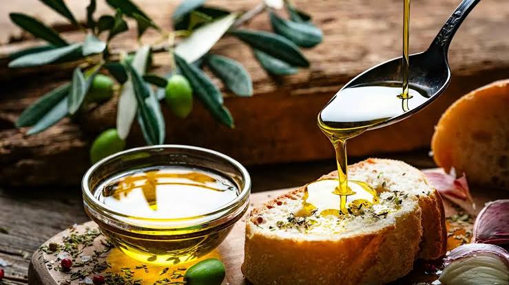 ماذا يحدث لجسمك عند تناول ملعقة زيت الزيتون صباحًا؟