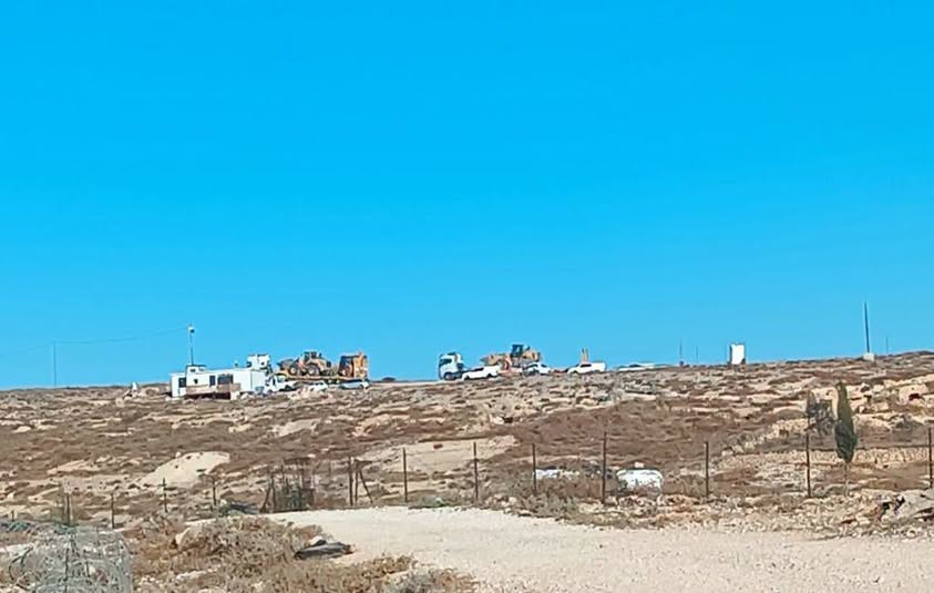 الاحتلال يهدم مساكن وبركسات وآبار مياه في خربة الفخيت بمسافر يطا