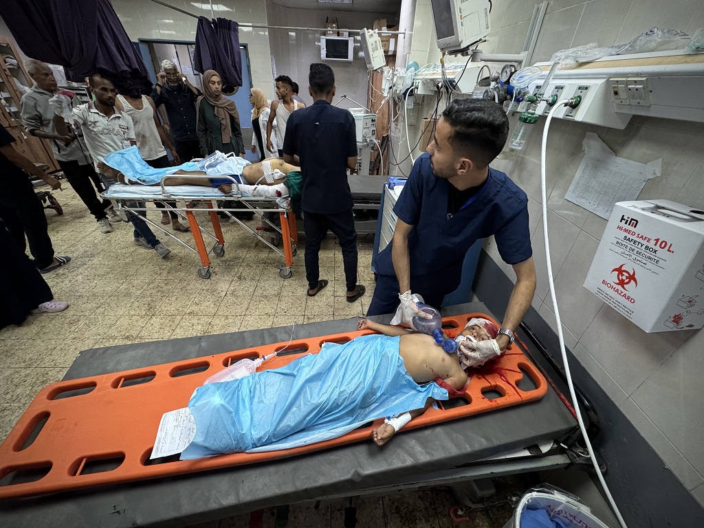 شهيد ومصابون جراء استهداف طائرات الاحتلال خيمة نازحين في دير البلح