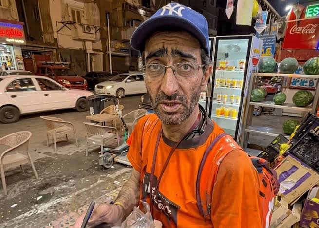 قصة صيدلي مصري يعمل &ldquo;دليفري&rdquo; تثير تفاعلًا واسعً