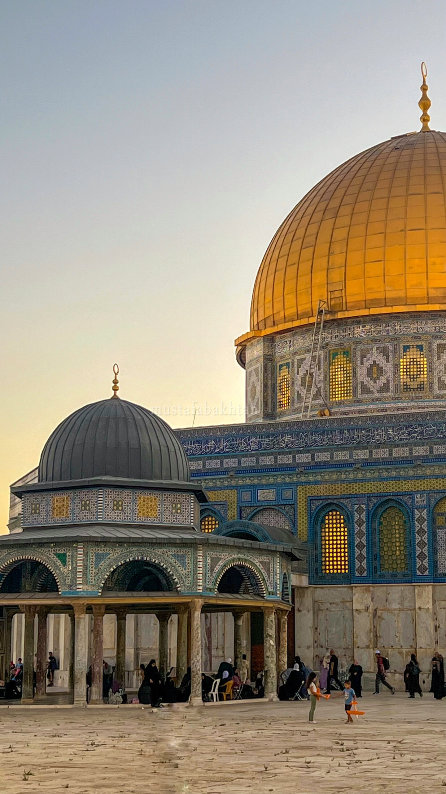 الاحتلال يسلم 4 مقدسيين قرارا بالإبعاد عن الأقصى