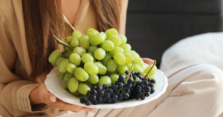 مركّب طبيعي في التوت والعنب يحفّز العضلات على حرق الدهون