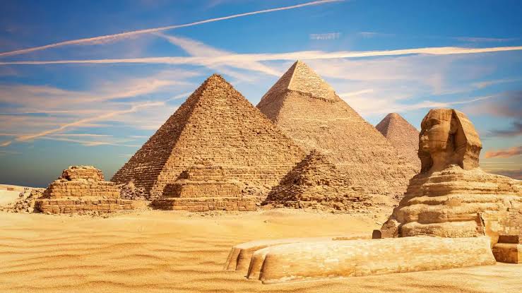 بردية غامضة تعيد الجدل حول الأهرامات والكائنات الفضائية