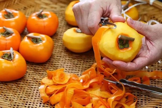 قبل أن تقشّريها.. قشور الكاكا سرّ فوائدها