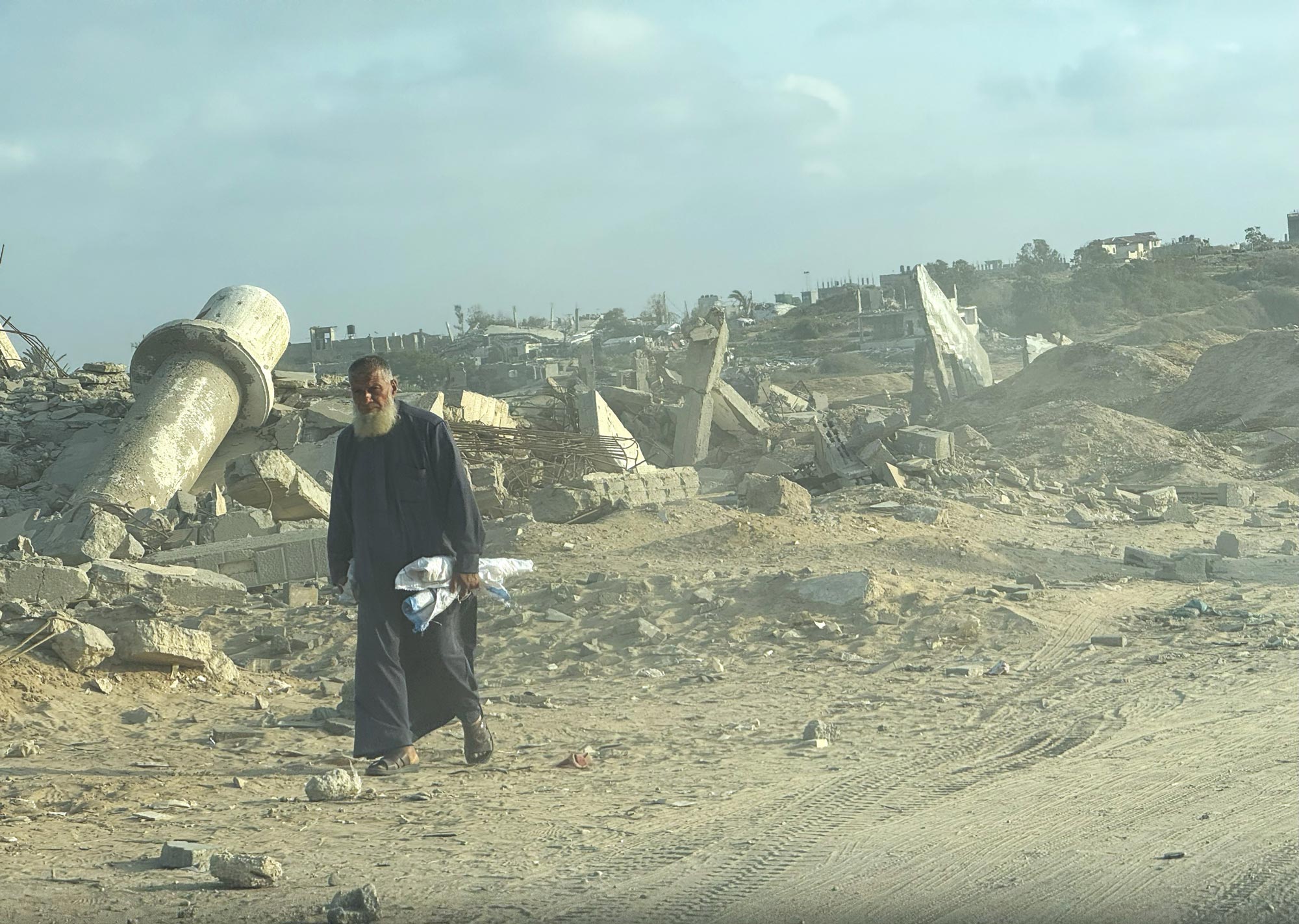 وفاة 9 نازحين وإصابة 14 وفقدان العشرات جراء انهيار بناية في مدينة غزة