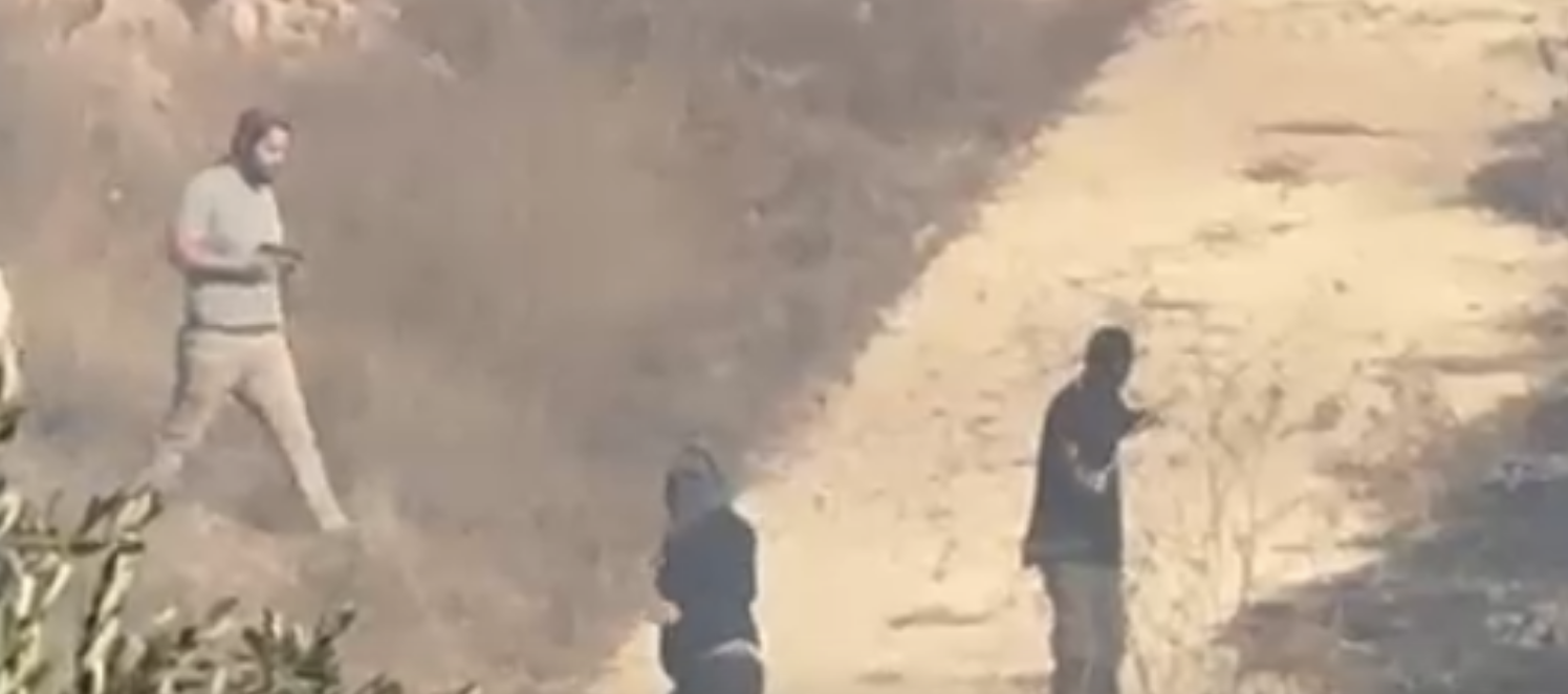 مستعمرون إرهابيون يهاجمون منازل ويضرمون النار في أراض بقرية برقا شرق رام الله