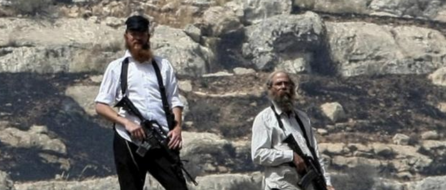 مستعمرون إرهابيون يطلقون الرصاص الحي صوب منازل المواطنين في المغير