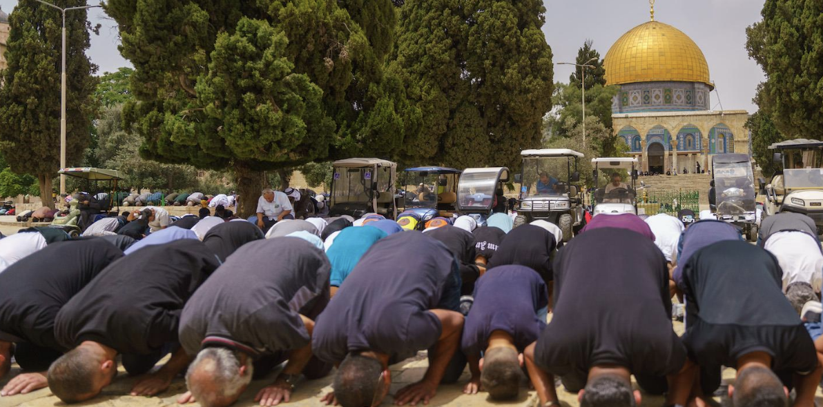 عشرات آلاف المصلين يؤدون الجمعة في الأقصى رغم تشديدات الاحتلال