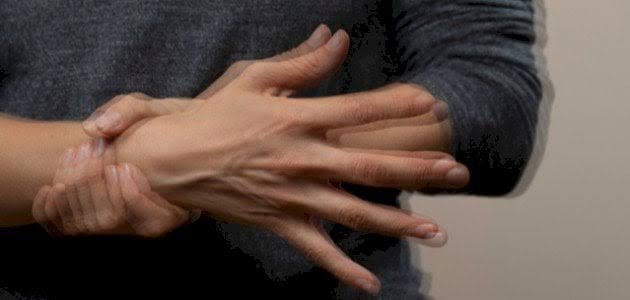 رعشة اليدين.. متى تكون جرس إنذار لانخفاض سكر الدم؟
