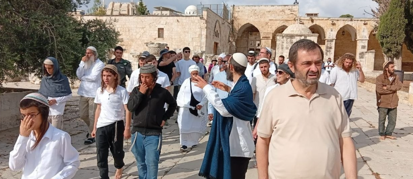 مئات المستعمرين يقتحمون المسجد الأقصى وسط اعتداءات في المدينة المقدسة