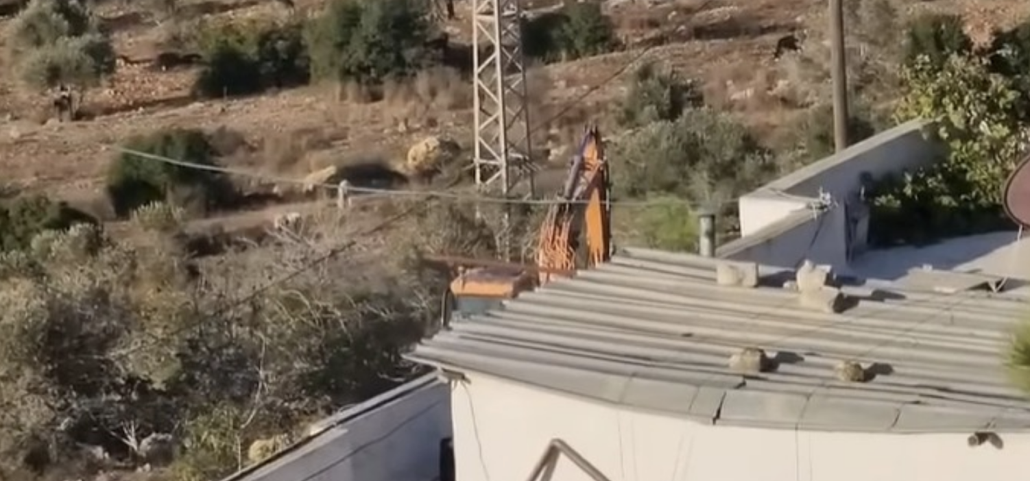 مستعمرون يجرفون أراضي في قرية أم صفا شمال غرب رام الله