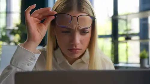 بعد الأربعين.. 7 علامات تكشف أنك قد تحتاج إلى نظارات القراءة