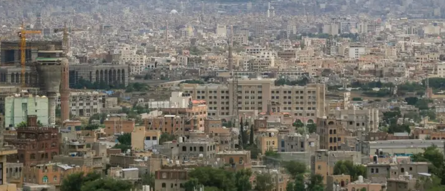 غارات جوية تستهدف مجمع النهدين وجبل عطان في صنعاء