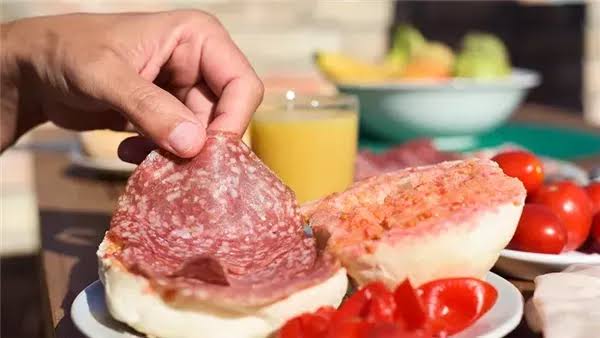 دراسة تحذر: اللحوم الباردة قد ترفع خطر الخرف وألزهايمر