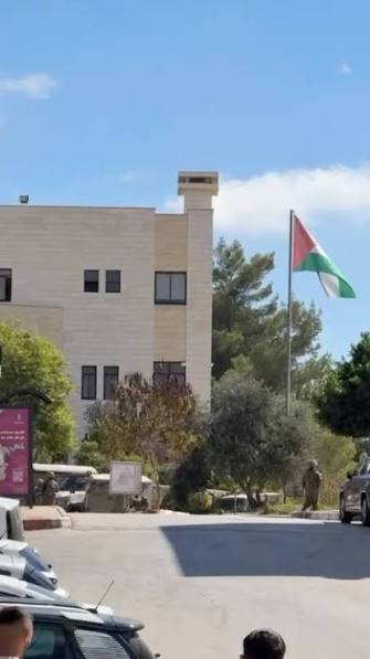 قوات الاحتلال تهدم ضريح الشهداء خلال اقتحامها جامعة بيرزيت