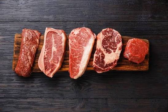 لحم البقر أم السلمون؟.. أيهما يتفوق للحديد وأيهما يدعم سكر الدم؟