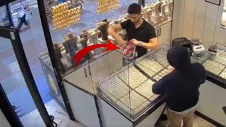 لصّ يهدد بسلاح وهمي&hellip; ويهرب بـ20 سوارًا مقلدًا