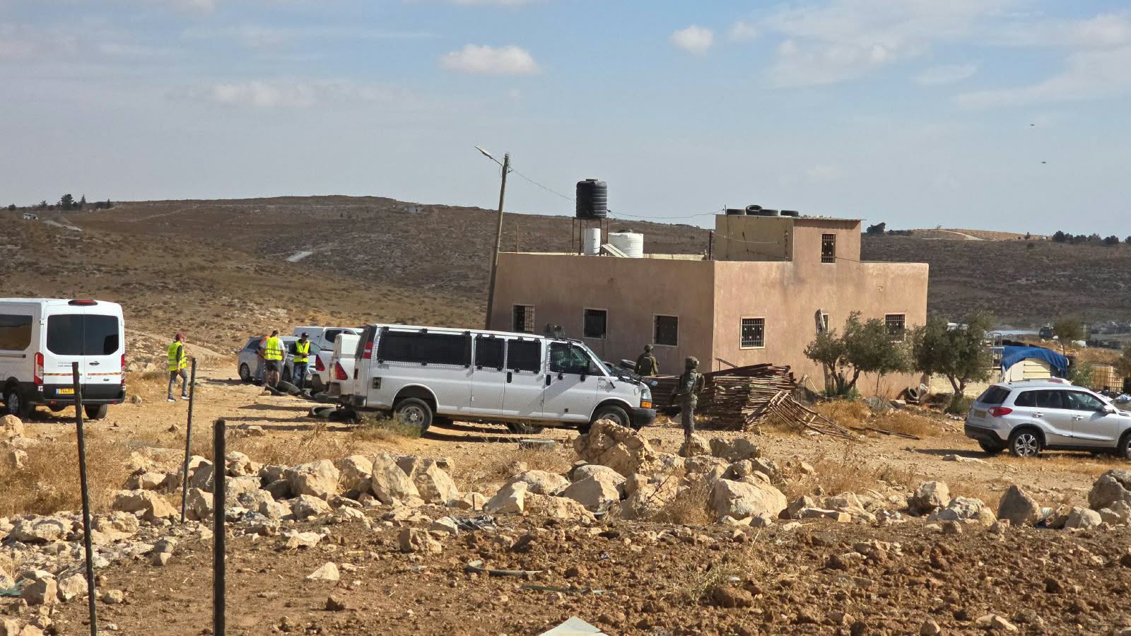 الاحتلال يهدم منزلاً وبئر مياه وحظائر في الديرات شرق يطا