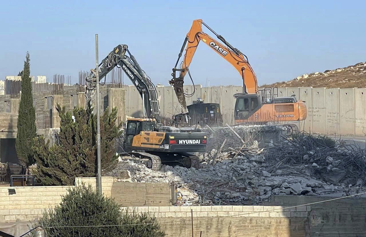الاحتلال يهدم 3 منازل في بيت حنينا بالقدس