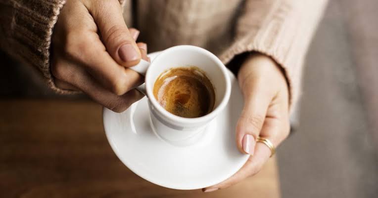 حتى فنجان قهوة صغير قد يسرق نومك العميق.. دراسة تكشف المفاجأة