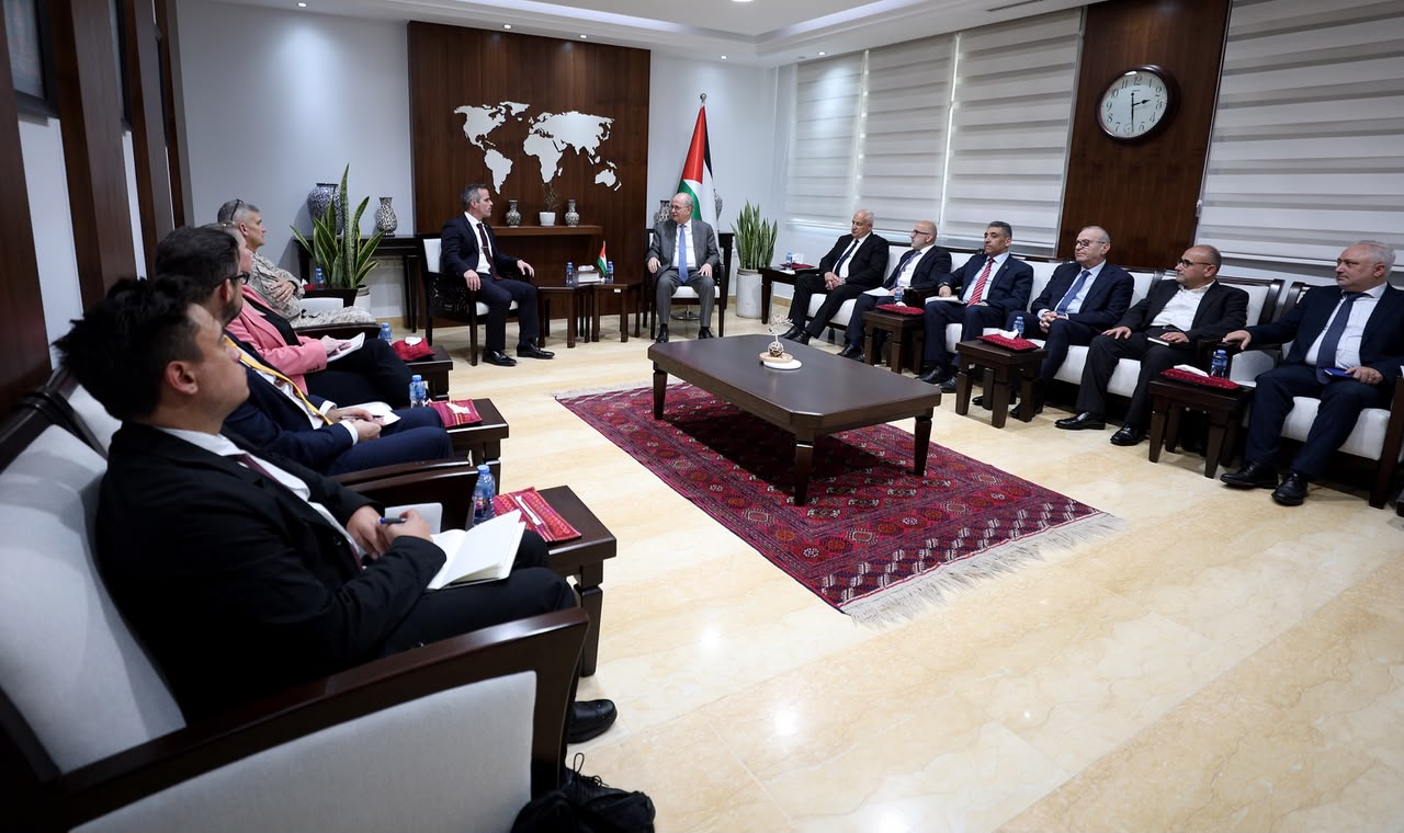 مصطفى يلتقي وفدا أميركيا ويؤكد أهمية استمرار التواصل والتنسيق
