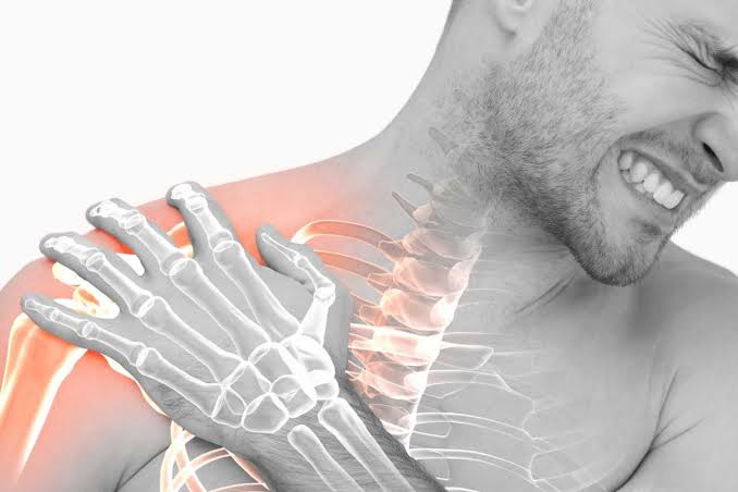 الكتف المتجمدة.. ألم خفي قد يحول أبسط الحركات اليومية إلى معاناة