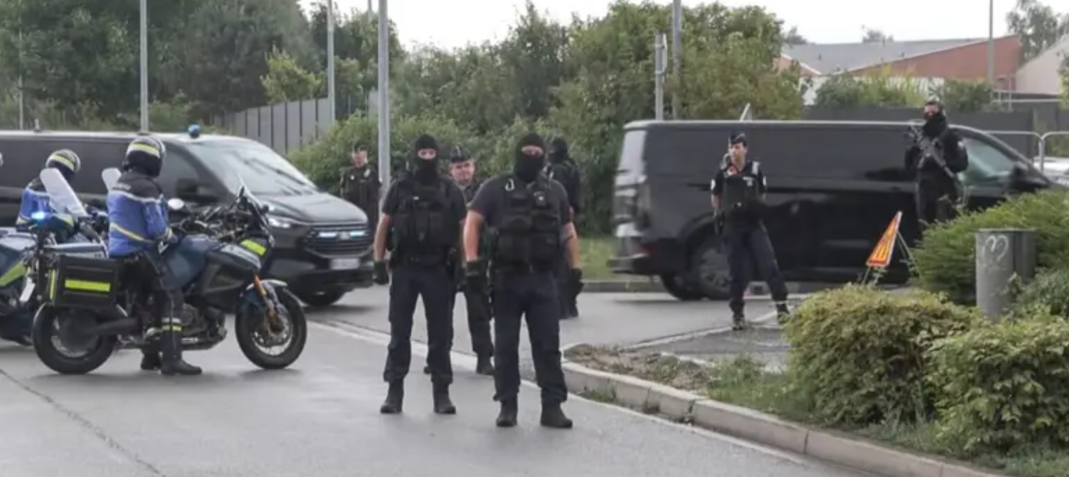 مسلح يطلق النار عشوائيا في بلدة قرب باريس.. ويقتل شخصا