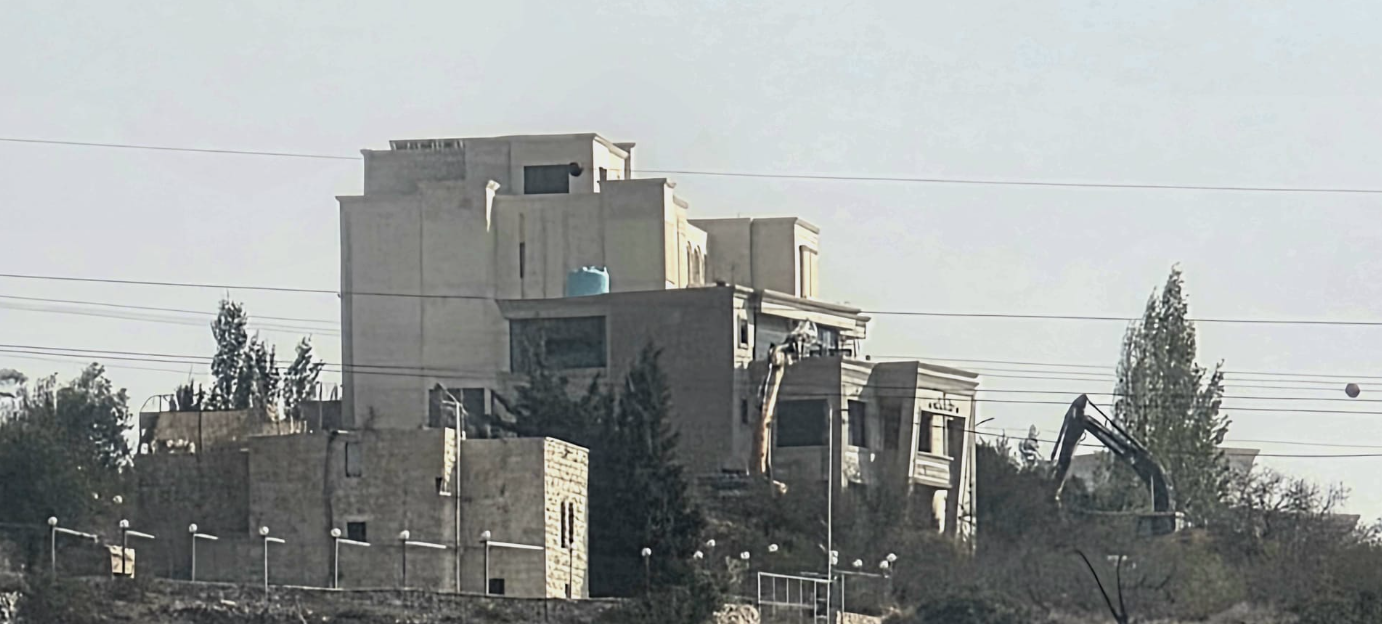 الاحتلال يهدم عمارة سكنية في الخليل ويغلق مداخل المدينة ومخارجها