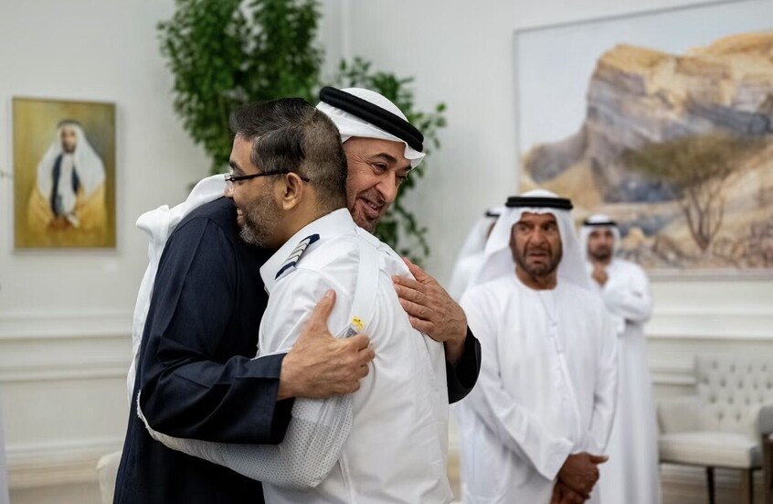 بعد محاولة الاختطاف.. رئيس الإمارات يكرم طاقم رحلة "فلاي دبي" ويمنحهم وسام زايد الثاني