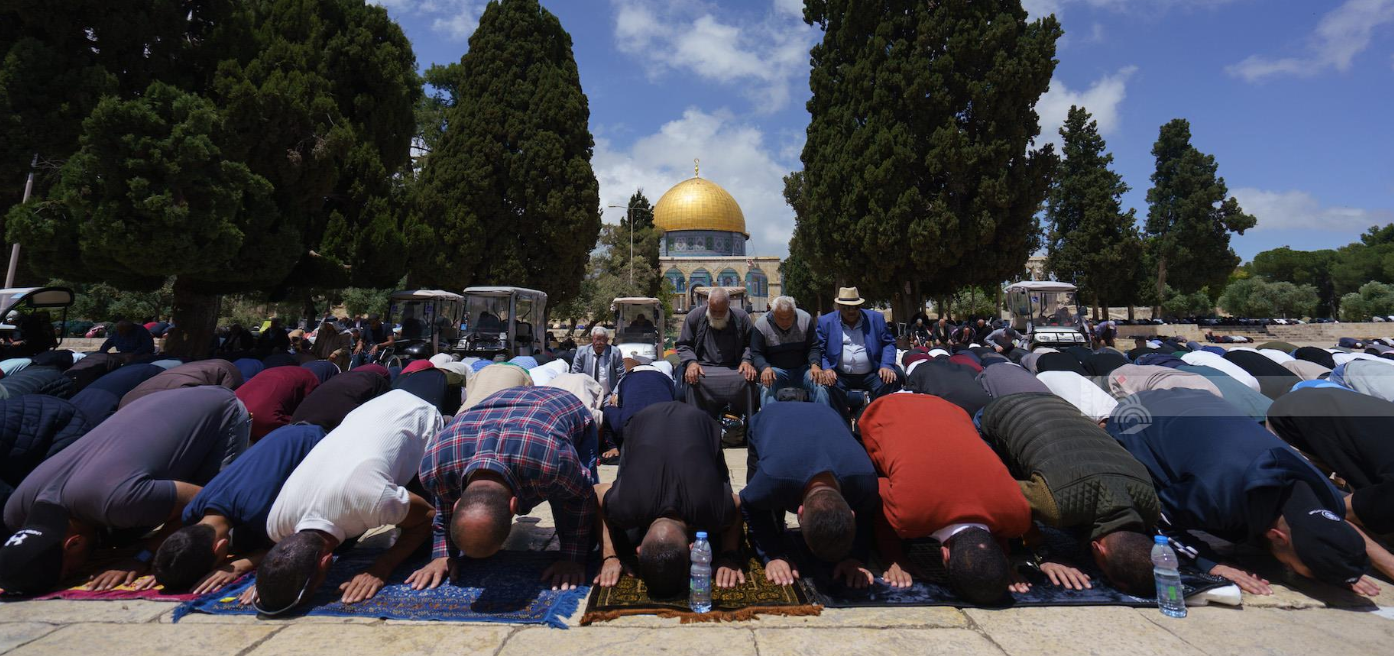 عشرات الآلاف يؤدون صلاة الجمعة في المسجد الأقصى